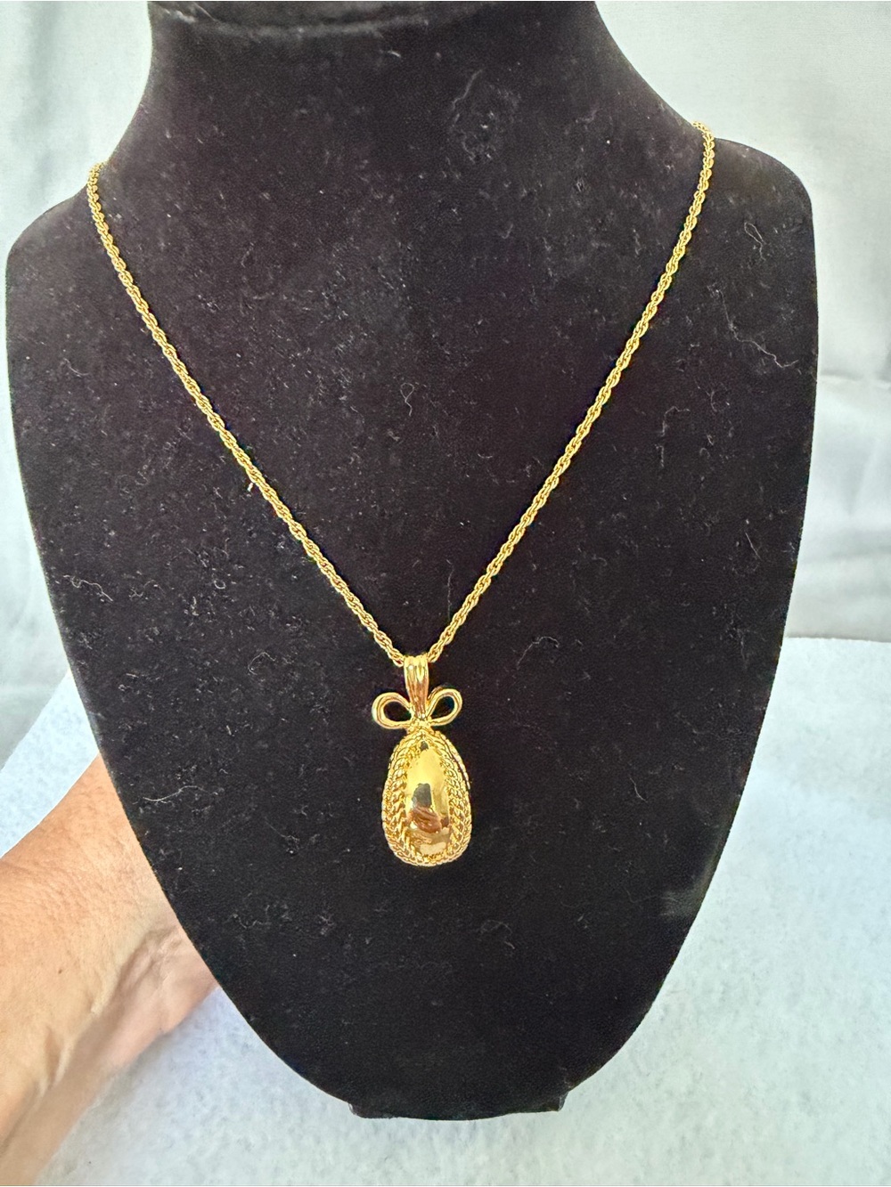 Vintage Joan Rivers Gold Egg Pendant Necklace - Gold Tone Women's Jewelry